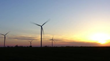 Yel değirmeni. Rüzgar çiftliği. Rüzgar türbini. Zaman atlaması çekimleri. Gün batımında çekim yapmak.
