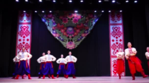 Ukrainska Nationaldanser Okoncentrerad Långsamma Rörelser — Stockvideo
