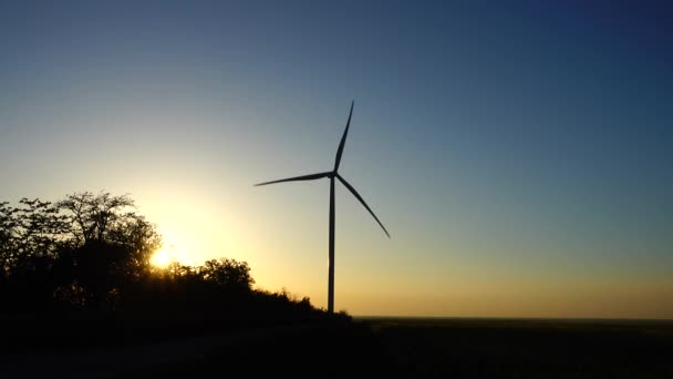 Yel Değirmeni Rüzgar Çiftliği Rüzgar Türbini Gün Batımında Çekim Yapmak — Stok video