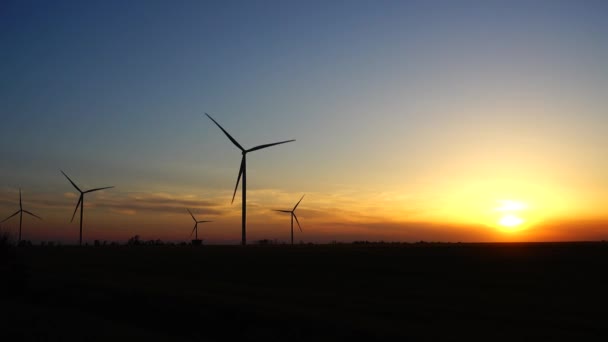 风电场 风力涡轮机夕阳西下的射击 — 图库视频影像