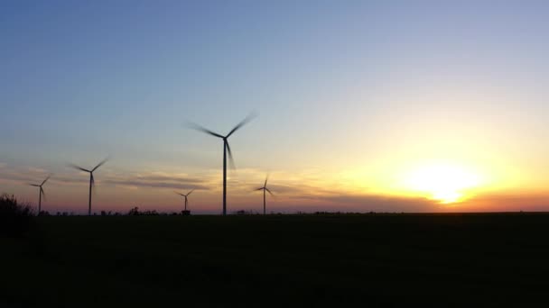 風車だ 風力発電所 風力タービン 時間の経過の撮影 日没時の撮影 — ストック動画