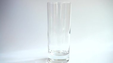 Buz bardağa düşüyor. Yavaş çekim.