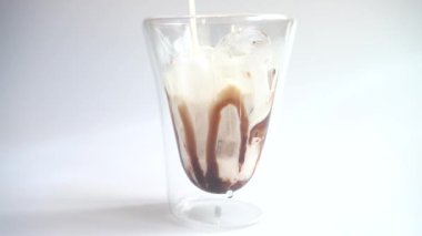 Soğuk süt ve çikolata sosundan bir içecek hazırlıyorum. Yavaş çekim.