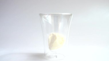 Dondurma, krem şanti ve çikolata soslu buzlu kahve..