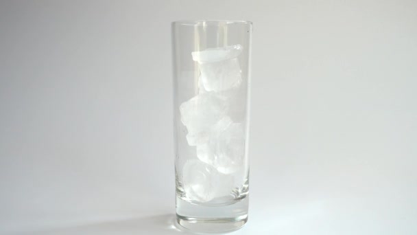 Préparation de café espreso froid avec glace .