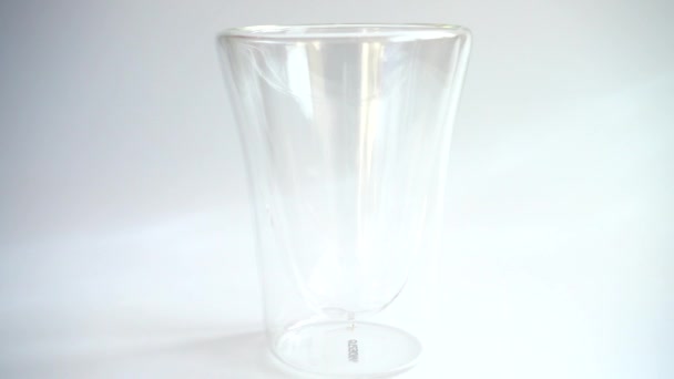 Glace tombant dans un verre. Mouvement lent .