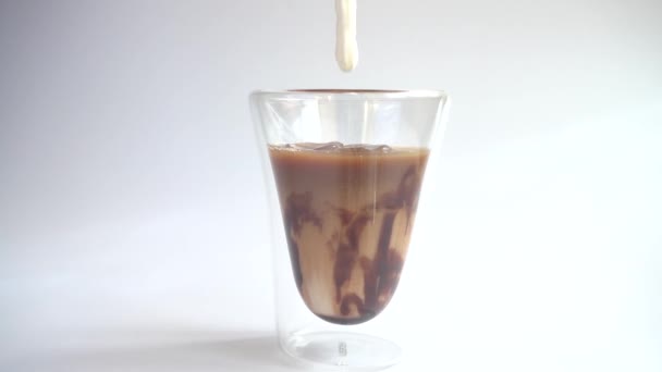 冷たいコーヒー飲料にホイップクリームを追加します スローモーション — ストック動画