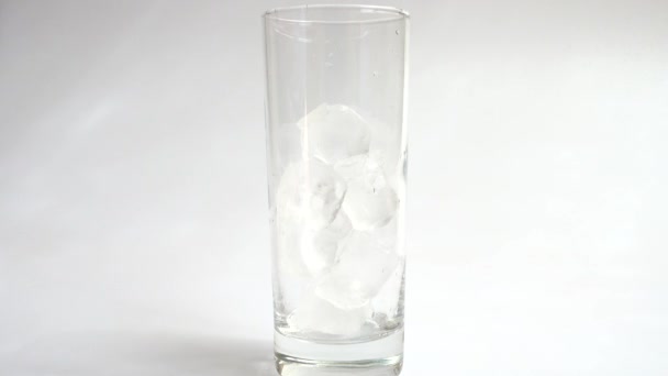 Préparation de coca cola avec glace et citron .