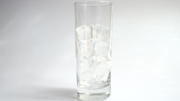 Préparation d'une boisson à base de lait glacé et de sirop bleu .