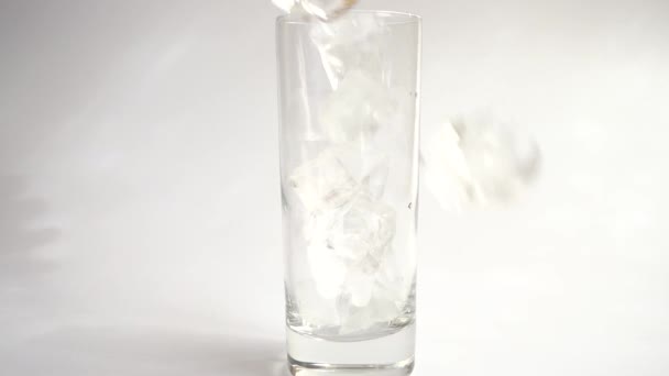 Cuisson Coca Cola avec du lait. Mouvement lent .