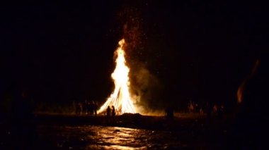 Parlak ateş. Ivan Kupala 'nın tatili için yangın, Temmuz, yaz, Ukrayna.