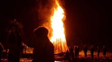 Ateşin etrafındaki insanlar. Ivan Kupala 'nın tatili için yangın, Temmuz, yaz, Ukrayna.