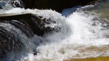 Dağ manzarası ve nehir. Dağ nehrinde su ve taşlar