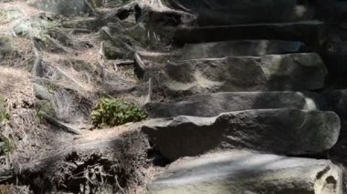 Taşlardan doğal adımlar. Dağlarda taşlar ve kayalar