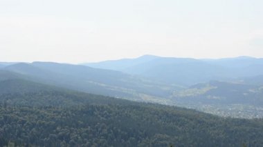 Yazın dağlarda çekim yapmak. Yaz dağı manzarası