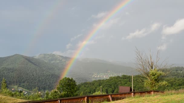 Βουνά Και Ουράνιο Τόξο Πυροβολούν Μετά Από Βροχή Ουράνιο Τόξο — Αρχείο Βίντεο