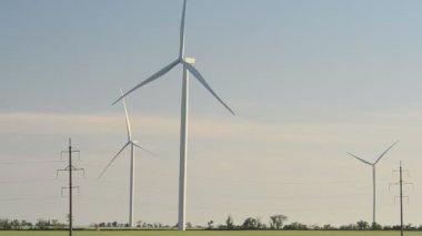 Yel değirmeni. Rüzgar çiftliği. Rüzgar türbini.