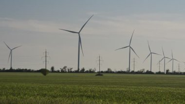 Yel değirmeni. Rüzgar çiftliği. Rüzgar türbini.