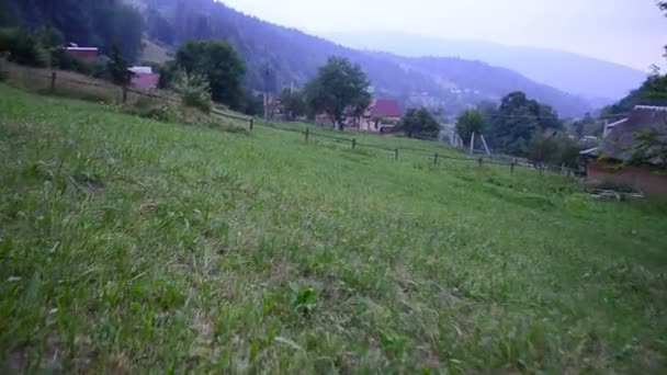 Gras Auf Dem Hügel Berge Das Dorf Den Bergen — Stockvideo