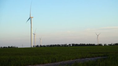 Yel değirmeni. Rüzgar çiftliği. Rüzgar türbini.