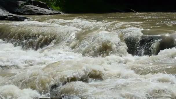 Rio Fendas Movimento Lento Fluxos Rio Montanha — Vídeo de Stock