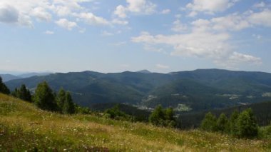 Dağlar ve gökyüzü. Yazın çekim.