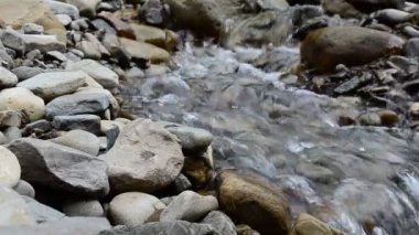 Dağ nehrindeki taşlar. Dağın akıntısı