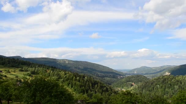 Βουνά Και Σύννεφα Στο Χωριό Κοιλάδα — Αρχείο Βίντεο