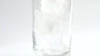 Süt ve buzlu soğuk kahve..