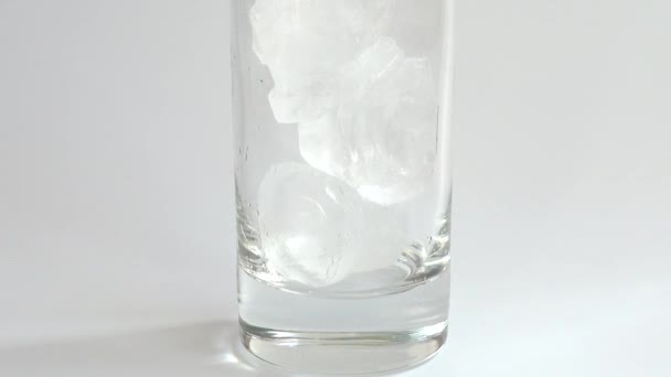 Préparation de café expresso froid avec glace .