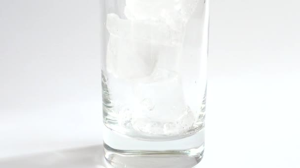 Préparation de café froid avec lait et glace .