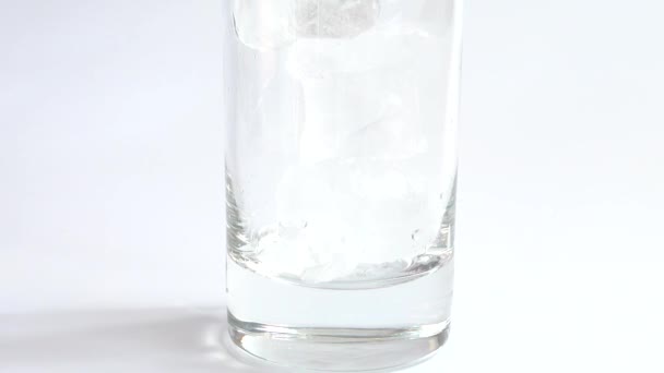 Préparation de café froid avec lait et glace .