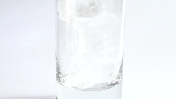 Préparation de café froid avec lait et glace .