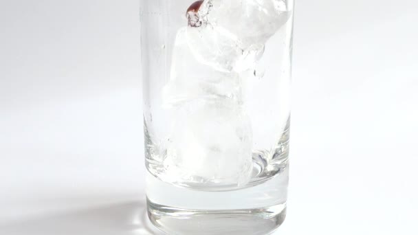 Préparation de boissons au café à partir de glace, lait, café, crème et garniture au chocolat .