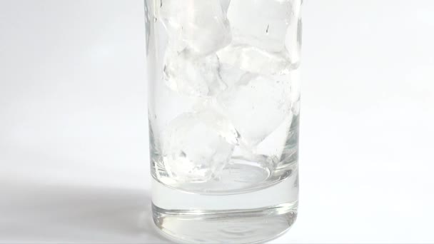 Préparation d'une boisson à base de lait glacé et de sirop bleu .