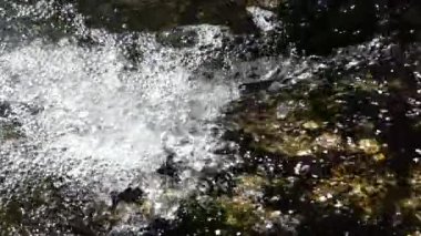 Nehirdeki su akıntısı. Yavaş çekim.