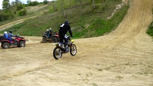 Lviv Ukraine April 2020 Okänt Motorcykeltåg Bergig Terräng Långsamma Rörelser — Stockvideo