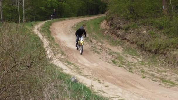 Des Motos Inconnues Entraînent Sur Des Terrains Montagneux Mouvement Lent — Video