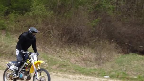 Lviv Ukraine Kwiecień 2020 Nieznany Pociąg Motocyklowy Terenach Górskich Zwolniony — Wideo stockowe