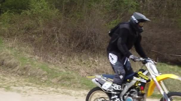 Lviv Ukraine Nisan 2020 Bilinmeyen Motosikletler Dağlık Arazide Tren Yavaş — Stok video