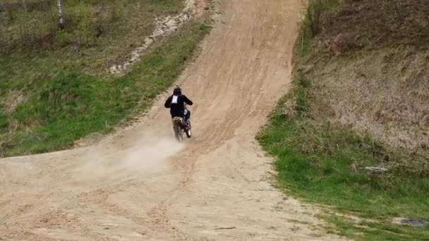 Lviv Ukraine Nisan 2020 Bilinmeyen Motosikletler Dağlık Arazide Tren Yavaş — Stok video