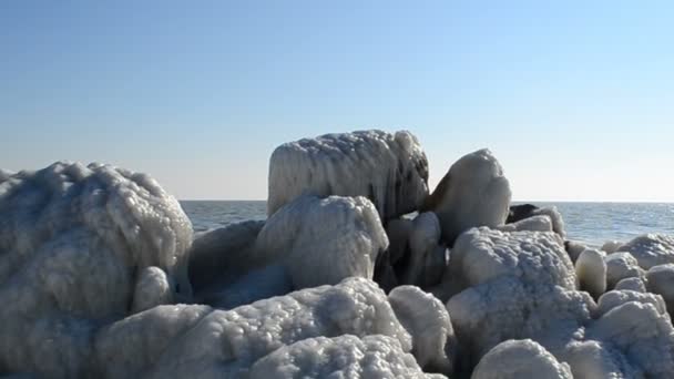 海滩上的冰冬季和海上 — 图库视频影像