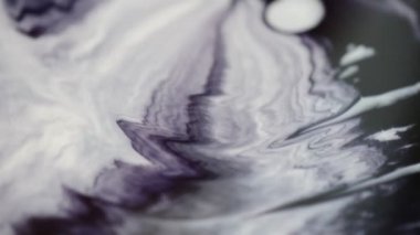 Siyah ve beyazın zıttı. Renkleri karıştırıyoruz