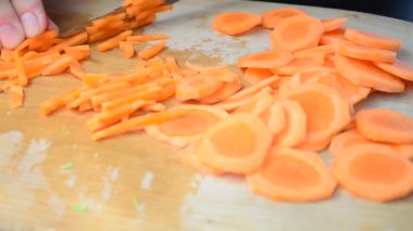 Havuç doğrama. Aşçı havuç keser.