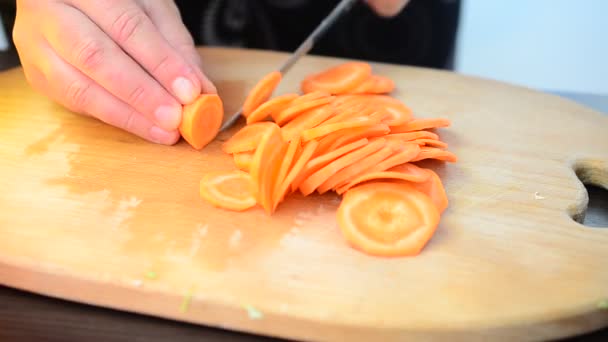 Резание Моркови Повар Режет Морковь — стоковое видео