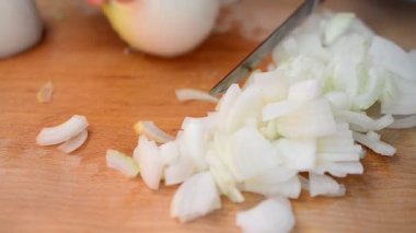 Aşçı soğan keser. Aşçının yemekleri.