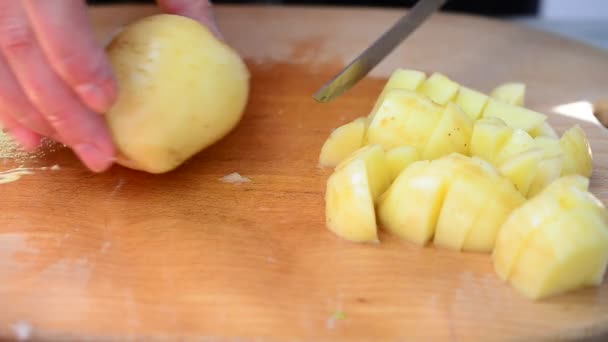 Kok Snijdt Aardappelen Snijwonden Een Plank — Stockvideo