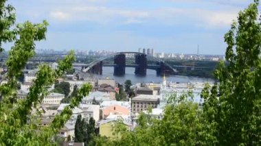 Temmuz 'da çekimler. Nehrin üzerindeki köprü, Kiev..