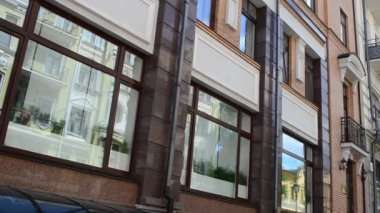 Modern bina. Bir ön cephe çekimi