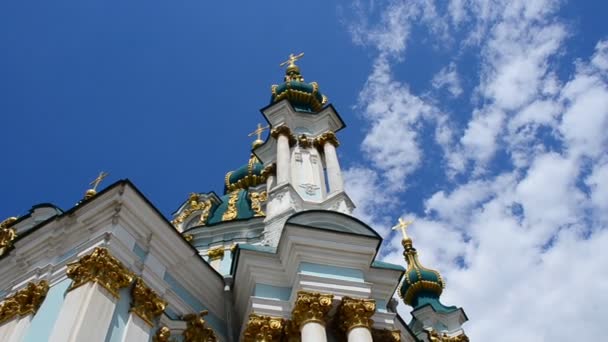 教堂对着天空 乌克兰基辅的教堂圆顶 Andreevsky教堂 — 图库视频影像